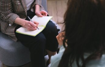 Fără acordul părinților la psiholog, de la 16 ani – propunere legislativă