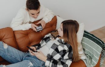 Copiii sub 16 ani pierd accesul la TikTok și Instagram în Marea Britanie. Interdicțiile anunțate de Guvern