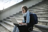 Stimulente financiare pentru firmele care angajează elevi sau studenți în vacanță