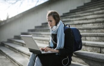 Stimulente financiare pentru firmele care angajează elevi sau studenți în vacanță