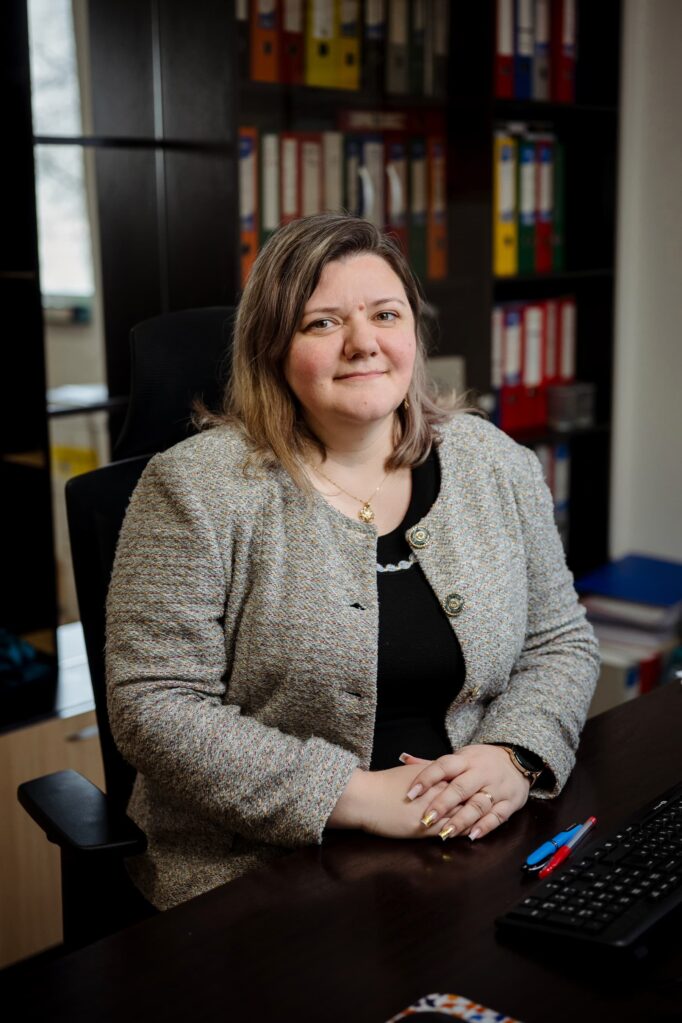 femeie Cristina Giorgiana Coromelci, directoare liceu Gheorghe Asachi
