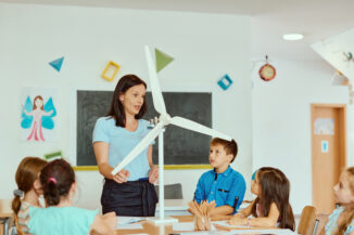 Cum predai energia regenerabilă la clasă, fără laborator și fără manual: 6 idei testate
