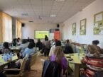 Tot mai mulți elevi ajung în clase simultane. World Vision cere sprijin pentru profesori