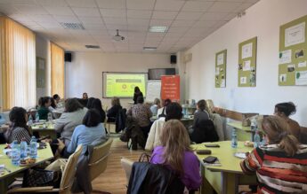 Tot mai mulți elevi ajung în clase simultane. World Vision cere sprijin pentru profesori