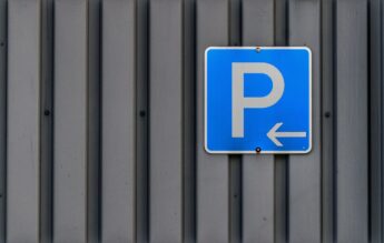 Profesor SNSPA, după o dispută pentru un loc de parcare: „Se îmbată cu titlurile”