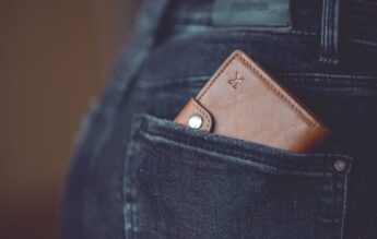 Profesor condamnat cu suspendare după ce a încercat să mituiască un polițist