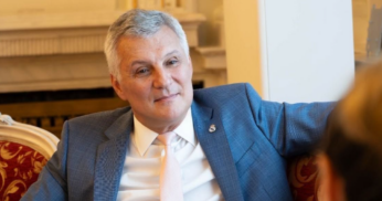 Ce studii are Daniel Zamfir, senatorul care a cerut retrimiterea la comisie a dublei admiteri la liceu