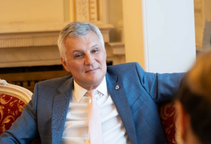 Ce studii are Daniel Zamfir, senatorul care a cerut retrimiterea la comisie a dublei admiteri la liceu