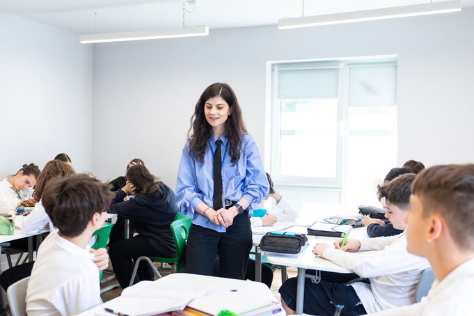 profesoara la clasă Avenor