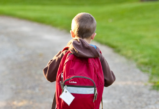 „Sărăcia nu intră în vacanță”. Coaliția pentru Educație cere menținerea burselor sociale