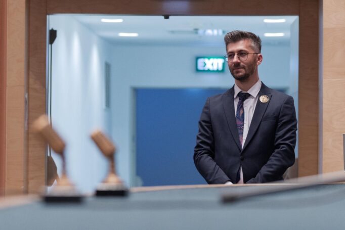 Prof. Cristian Tănase: Un senator să aibă salariul cât al unui profesor cu gradul I, pentru economie la buget
