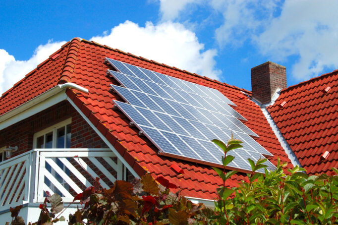 Panou foto-voltaic pe un acoperiș de țiglă