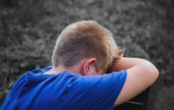 1 din 3 copii cu părinți plecați la muncă în străinătate spune că a fost discriminat la școală