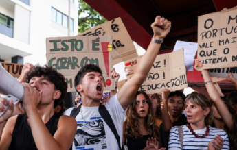 Fiasco la corectarea digitalizată a examenelor din Portugalia. Proteste în fața Ministerului Educației