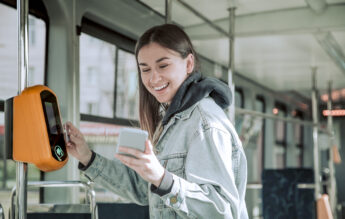 Amenzi pentru conversațiile „pe speaker” în autobuzele din București, anunță STB