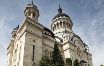 ISJ Cluj le cere școlilor să trimită câte o clasă de elevi la o slujbă religioasă, în prima zi de școală