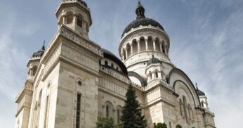 ISJ Cluj le cere școlilor să trimită câte o clasă de elevi la o slujbă religioasă, în prima zi de școală