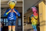 PSD Ploiești acuză „agenda LGBT” după ce statuia „Domnul Goe” a fost vopsită în culorile curcubeului. Replica primarului