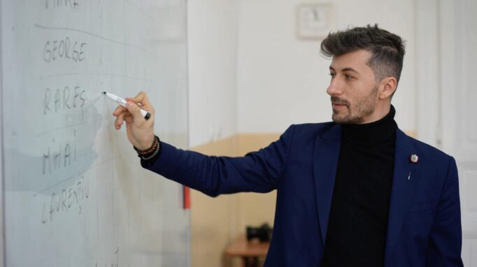 Un profesor susține protestul elevilor: „Luni sper să venim toți îmbrăcați în negru””