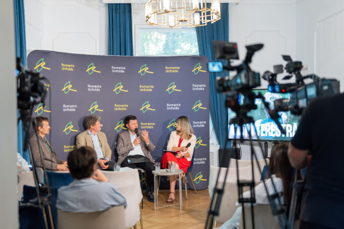 3 barbati si o femeie, lansare România Unfolds Episodul 7