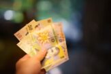 Tinerii care împlinesc 18 ani pot primi în continuare alocația de stat dacă își continuă studiile