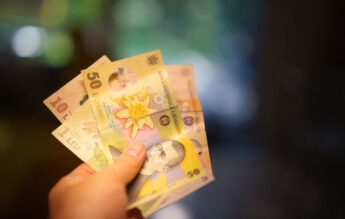 Tinerii care împlinesc 18 ani pot primi în continuare alocația de stat dacă își continuă studiile
