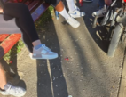 Tineri puși de Poliția Locală să măture cojile de semințe aruncate în fața școlii