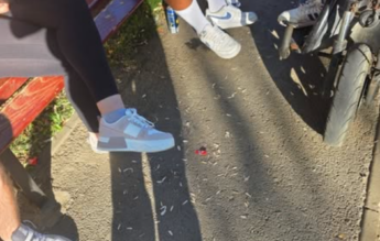 Tineri puși de Poliția Locală să măture cojile de semințe aruncate în fața școlii