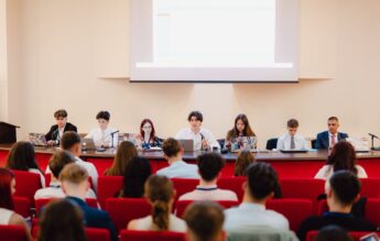 CNE le cere parlamentarilor să respingă uniformele obligatorii: Educația nu se repară la croitorie