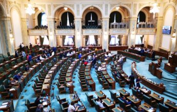 Orice persoană ar putea sesiza poliția pentru vânzarea lucrărilor de licență și doctorat. Proiect adoptat de Senat