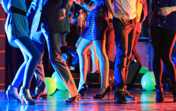 PROIECT Minorii să aibă ”interzis” în cluburi de noapte și discoteci, după ora 22:00