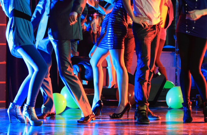 PROIECT Minorii să aibă ”interzis” în cluburi de noapte și discoteci, după ora 22:00