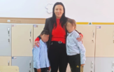 Doi frați care locuiesc într-o colibă nu au lipsit nicio zi de la școală. Profesoara lor cere ajutor
