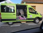 Microbuz școlar folosit pentru a transporta hrană pentru pisici