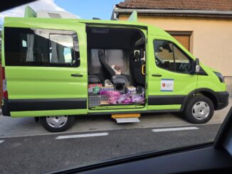 Microbuz școlar folosit pentru a transporta hrană pentru pisici