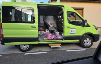 Microbuz școlar folosit pentru a transporta hrană pentru pisici