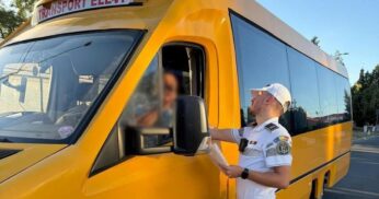 Șofer băut la volan, cu 14 elevi în microbuz, în prima zi de școală