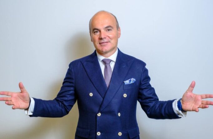 Rareș Bogdan: Susțin cu toată tăria unifornele obligatorii. Școala nu e paradă de modă