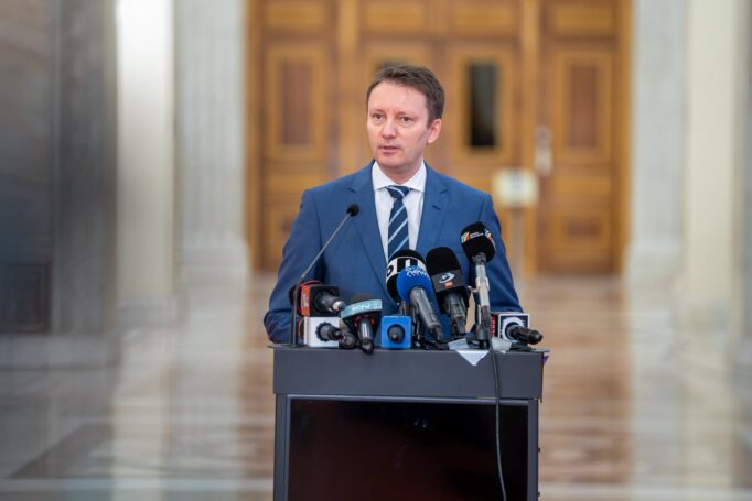 Primă de performanță stabilită la nivelul școlii, în programul de guvernare al lui Siefried Mureșan