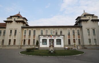 Două profesoare de la un colegiu pedagogic s-au bătut în școală. Un aparat de fumat, „armă” în conflict