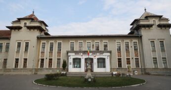 Două profesoare de la un colegiu pedagogic s-au bătut în școală. Un aparat de fumat, „armă” în conflict