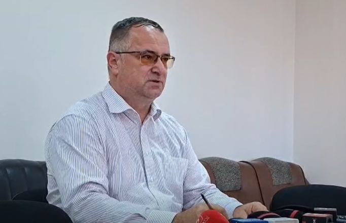Procurorii: Elevul din Bistrița nu pare să regrete atacul. Însemne legionare, găsite în baia școlii