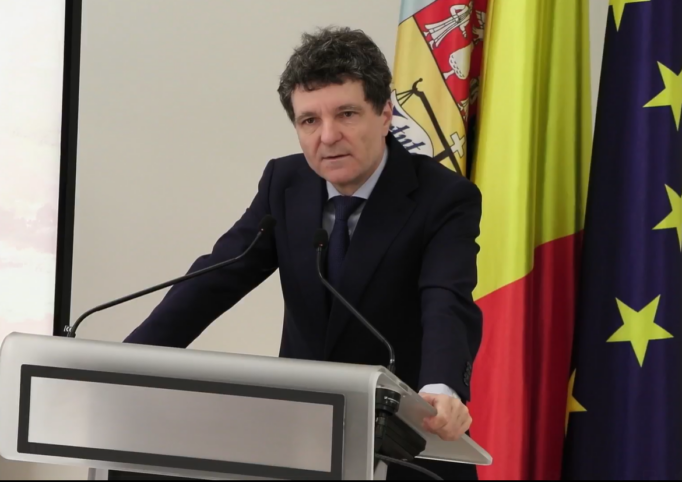 Nicușor Dan: Profesorii să fie mai prezenți pe rețelele de socializare