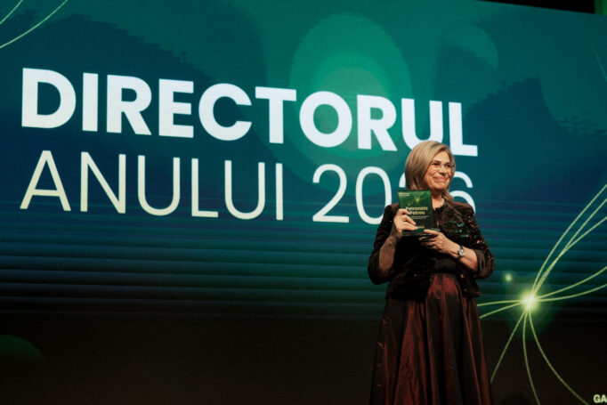Petronela Petrea, Directorul Anului AVE 2026, femeie blondă pe scena