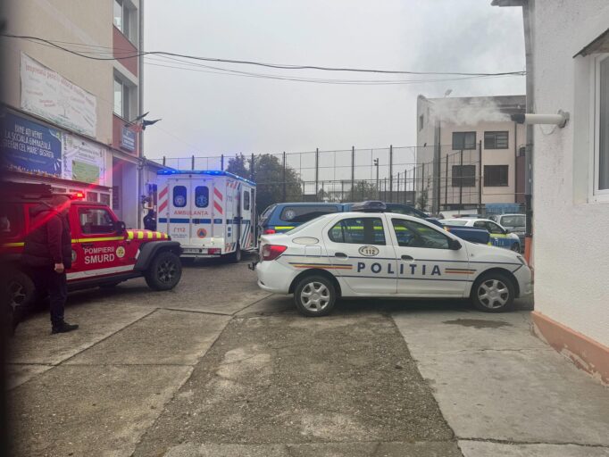 Profesoară atacată cu un cuțit la o școală din Bistrița. Un elev care a încercat să o apere a fost rănit