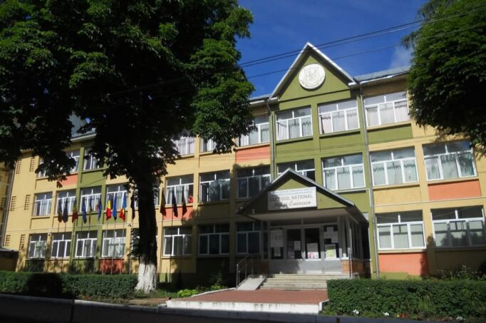 Profesori de sport, numiți directori la trei școli din Suceava. Șeful ISJ are aceeași specializare