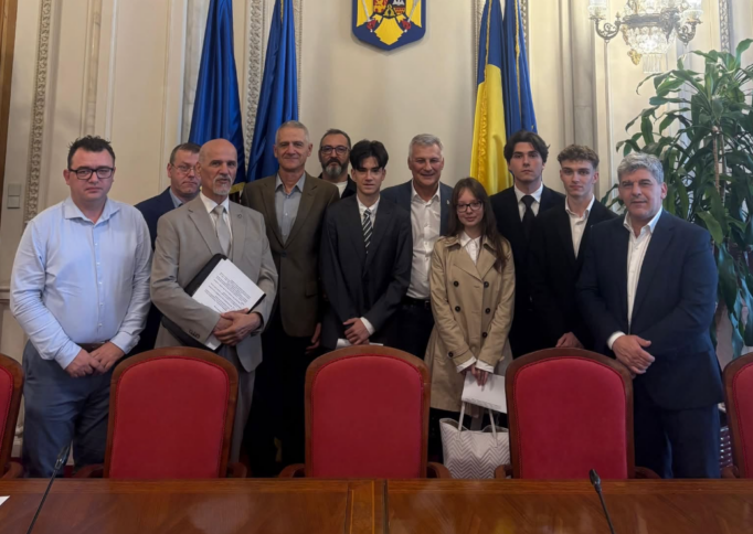 Zamfir nu renunță la uniforme, dar promite să-i implice pe elevi în alegerea lor