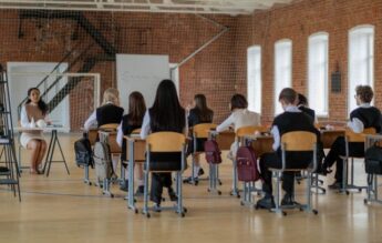 Danemarca vrea să le permită profesorilor să intervină fizic în conflictele din școli