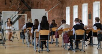 Danemarca vrea să le permită profesorilor să intervină fizic în conflictele din școli