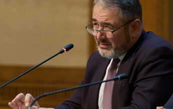 Ministrul Costreie: 34 de elevi într-o clasă e mult, e enorm
